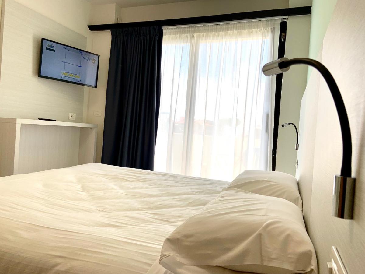 Suites Marilia Apartments Pool Side - Suite Livorno Holiday Home Group Екстериор снимка